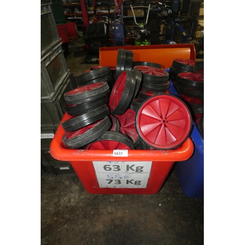 5837 - 1 x red plastic wheeled tub containing a quantity of red / black plastic wheels