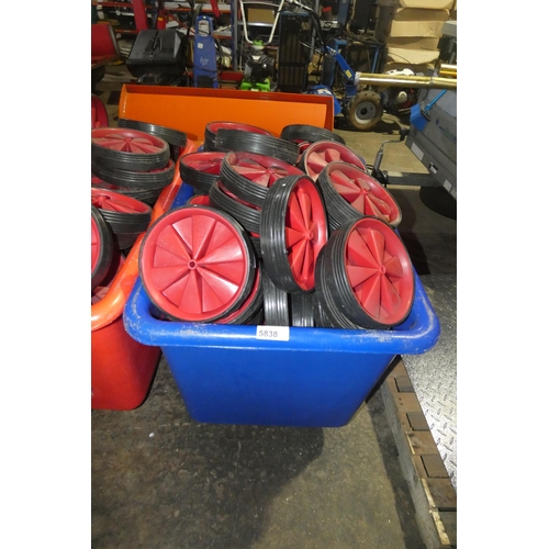 5838 - 1 x blue plastic wheeled tub containing a quantity of red / black plastic wheels