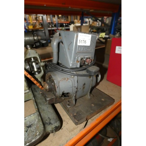 5176 - A Pittler Leipzig-Wabren metal turning lathe machine number 33 L IV, overall bed length approx 60cm,... 