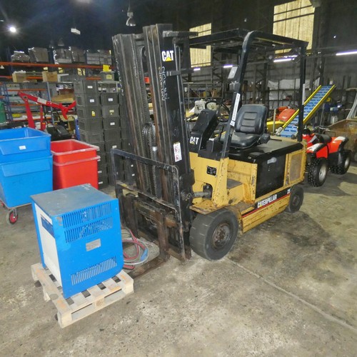 5855 - 1 x Caterpillar EP25 battery operated forklift truck YOM 1997, capacity 2500kg supplied with a Hawke... 