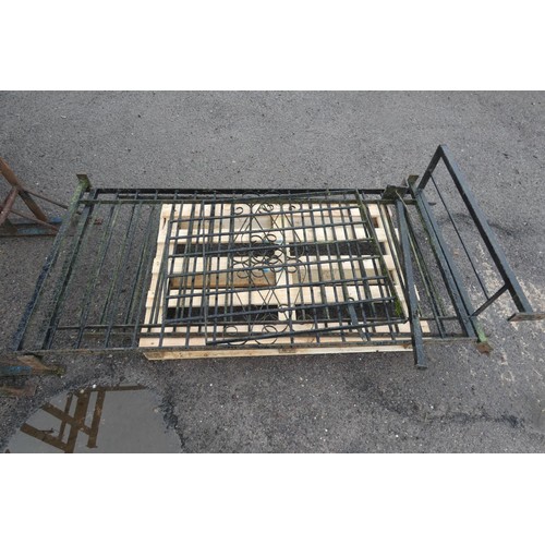 6325 - A quantity of metal railings comprising of approx 176cm L, 170cm L, and 172cm L x 91cm H and a match... 