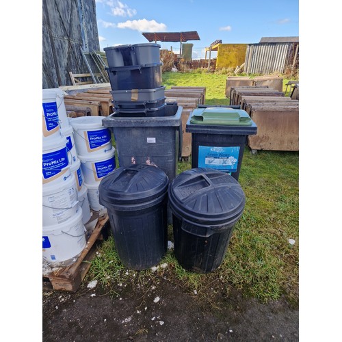 6205 - A quantity of various bins, not practical to list in detail so please see photographs