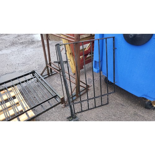 6325 - A quantity of metal railings comprising of approx 176cm L, 170cm L, and 172cm L x 91cm H and a match... 