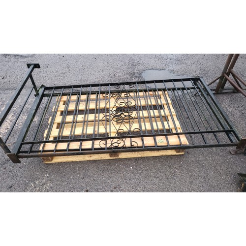 6325 - A quantity of metal railings comprising of approx 176cm L, 170cm L, and 172cm L x 91cm H and a match... 