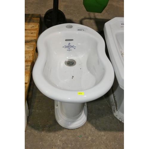 2071 - 1 x white ceramic bidet pan by Sanitan