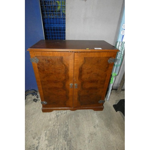 2095 - 1 x wooden two door TV cabinet