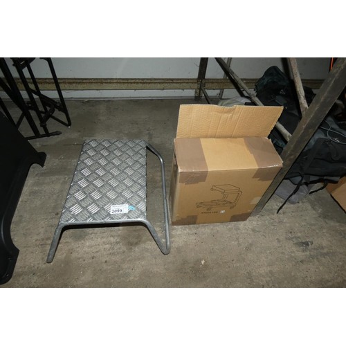 2099 - 1 x metal step and 1 x steel seat type TRH6100 (boxed and requires assembly)