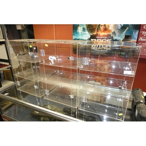 3085 - Three locking perspex table top display cabinets