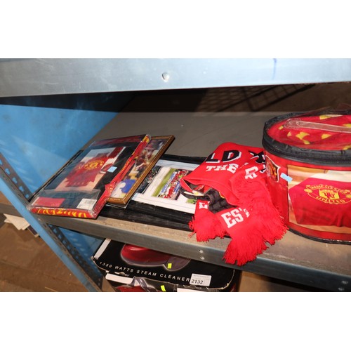 2131 - A quantity of various Manchester United football club memorabilia. Contents of 1 shelf