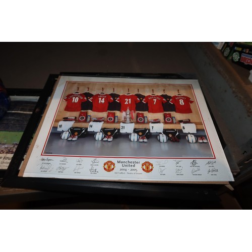 2131 - A quantity of various Manchester United football club memorabilia. Contents of 1 shelf