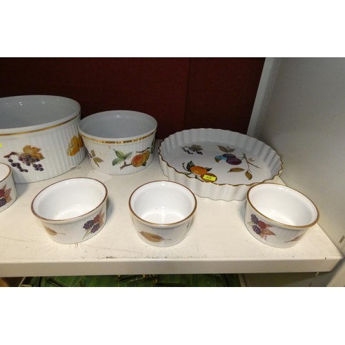 3008 - A quantity of Royal Worcester Evesham oven ware