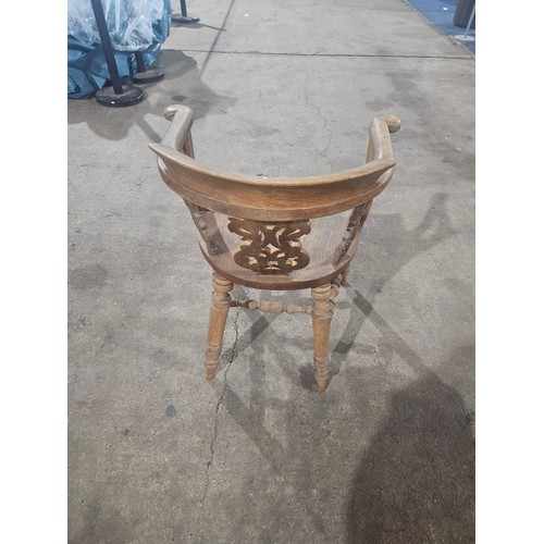 3377 - A vintage smokers bow chair with a wooden seat