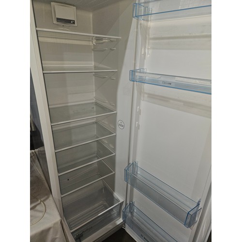 1153 - A tall white fridge by Bosch no model visible - trade. Tested Working