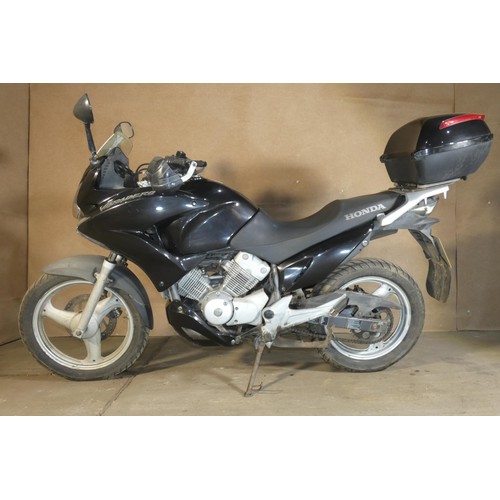 215 - Honda Varadero XL 125 V-9 motorcycle , black, Reg LO10 XLX, 31/07/2010, MoT to 17/08/2024, Mileage 3... 