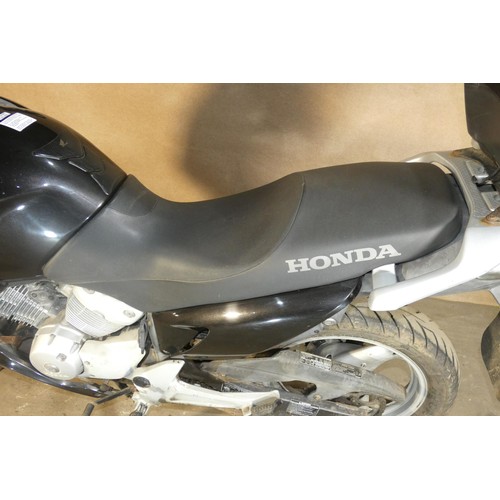 215 - Honda Varadero XL 125 V-9 motorcycle , black, Reg LO10 XLX, 31/07/2010, MoT to 17/08/2024, Mileage 3... 