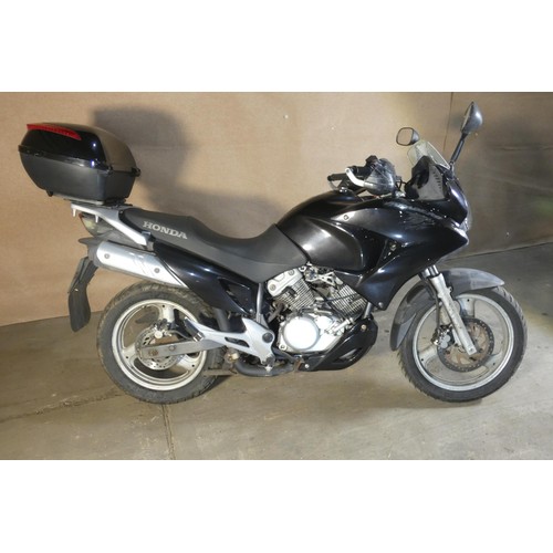 215 - Honda Varadero XL 125 V-9 motorcycle , black, Reg LO10 XLX, 31/07/2010, MoT to 17/08/2024, Mileage 3... 