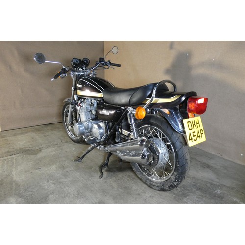 208 - Kawasaki Z900 A4  Motorcycle, Reg OKH 454P, 1st reg 16/07/1976 . Starts and runs. Colour Brown, MoT ... 