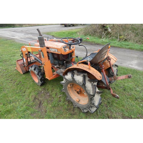 142 - A Kubota B7001, starts runs and drives, comes with Hymari power loader and a 3.5ft bucket, hours not... 