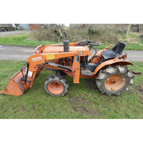 142 - A Kubota B7001, starts runs and drives, comes with Hymari power loader and a 3.5ft bucket, hours not... 