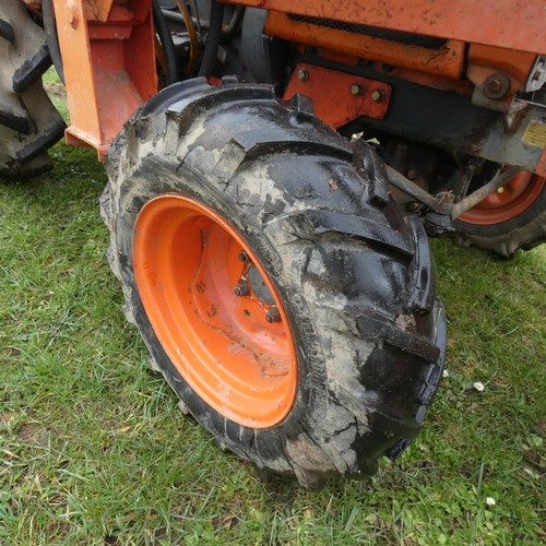 142 - A Kubota B7001, starts runs and drives, comes with Hymari power loader and a 3.5ft bucket, hours not... 