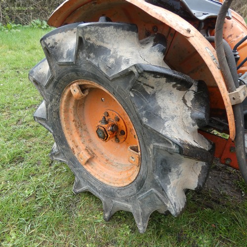 142 - A Kubota B7001, starts runs and drives, comes with Hymari power loader and a 3.5ft bucket, hours not... 