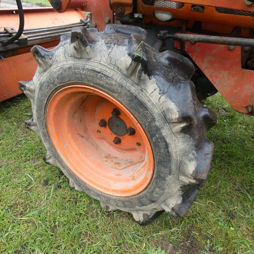 142 - A Kubota B7001, starts runs and drives, comes with Hymari power loader and a 3.5ft bucket, hours not... 