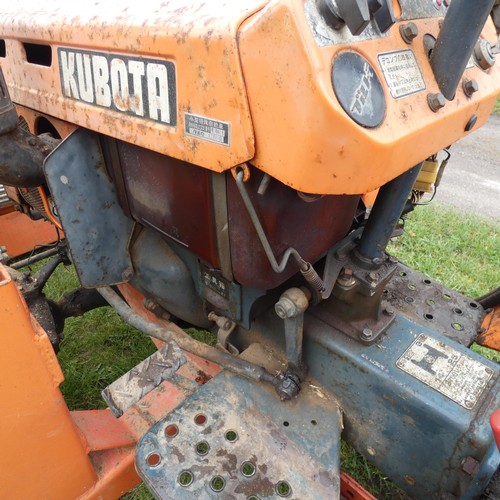 142 - A Kubota B7001, starts runs and drives, comes with Hymari power loader and a 3.5ft bucket, hours not... 