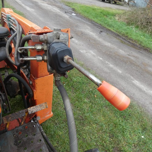 142 - A Kubota B7001, starts runs and drives, comes with Hymari power loader and a 3.5ft bucket, hours not... 