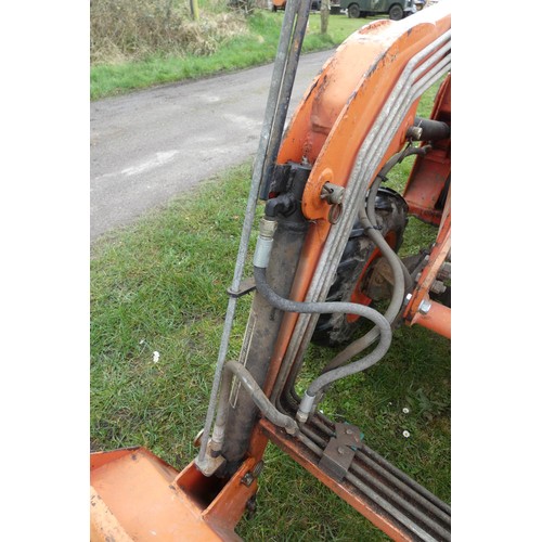 142 - A Kubota B7001, starts runs and drives, comes with Hymari power loader and a 3.5ft bucket, hours not... 