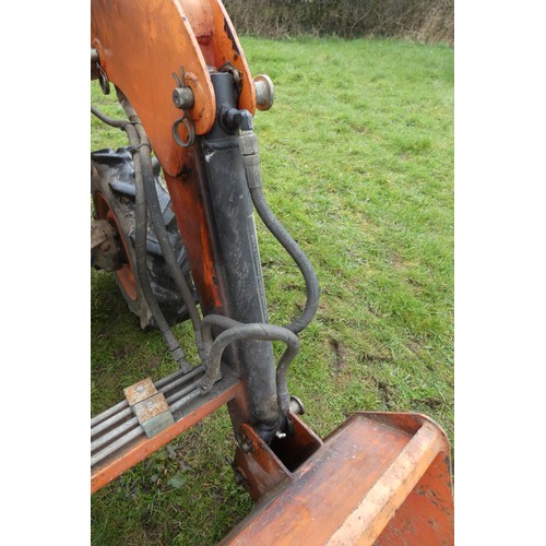 142 - A Kubota B7001, starts runs and drives, comes with Hymari power loader and a 3.5ft bucket, hours not... 