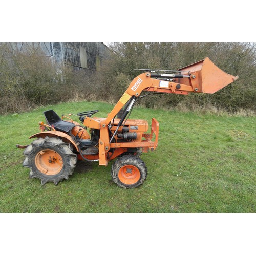 142 - A Kubota B7001, starts runs and drives, comes with Hymari power loader and a 3.5ft bucket, hours not... 