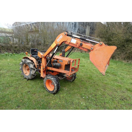 142 - A Kubota B7001, starts runs and drives, comes with Hymari power loader and a 3.5ft bucket, hours not... 