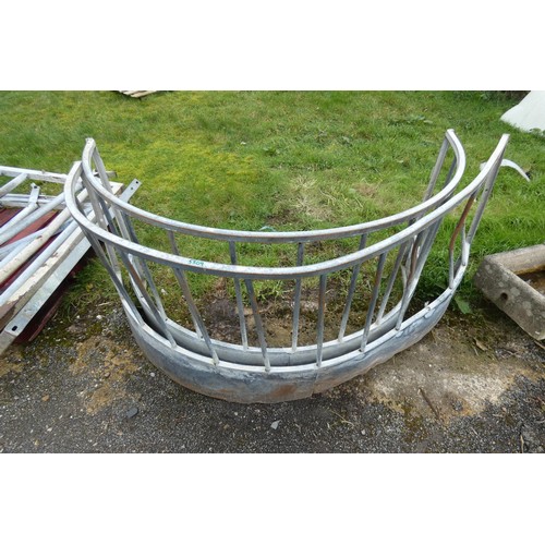 108 - 1 x sheep ring feeder, please note this is damaged