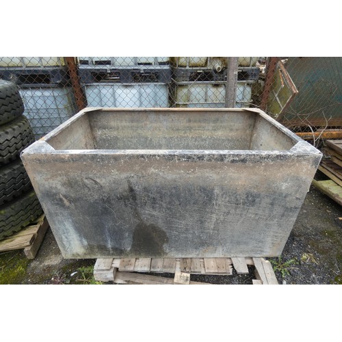 112 - A large metal water tank measuring approx 153cm L x 92cm w x 82cm h