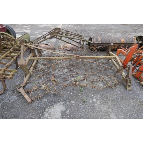 119 - 1 x set of chain harrows, approx 3m wide, no make or model visible