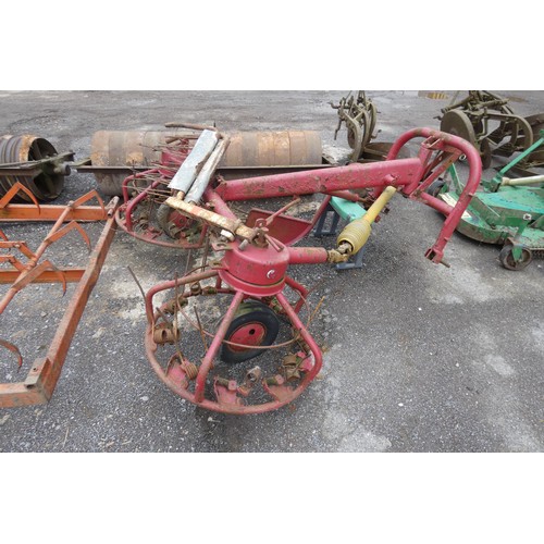 121 - 1 x pto driven haybob, no make or model visible