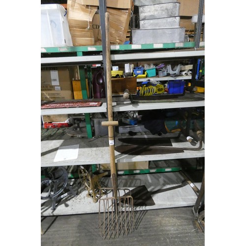 65 - 2 x vintage pitchforks to include 1 x nine prong fork and 1 x six prong