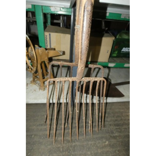 65 - 2 x vintage pitchforks to include 1 x nine prong fork and 1 x six prong