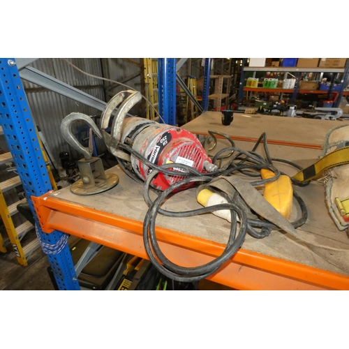 5131 - 1 x Warrior SH250 scaffold winch 110v capacity approx 250kg - Please note that this winch requires a... 