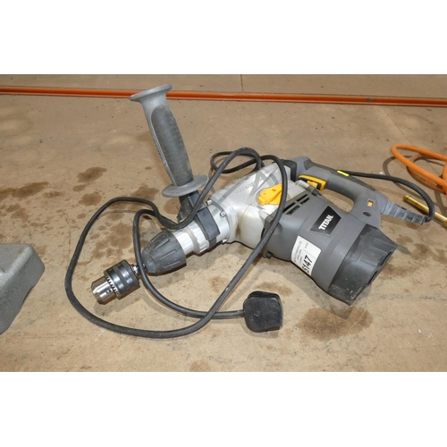 5147 - 1 x Titan SDS drill 240v supplied with 1 x SDS chuck and 1 x Jacobs type chuck