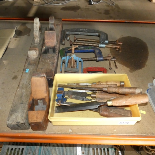 5172 - A quantity of various wood working tools including 3 x vintage wooden planes, G clamps and chisels