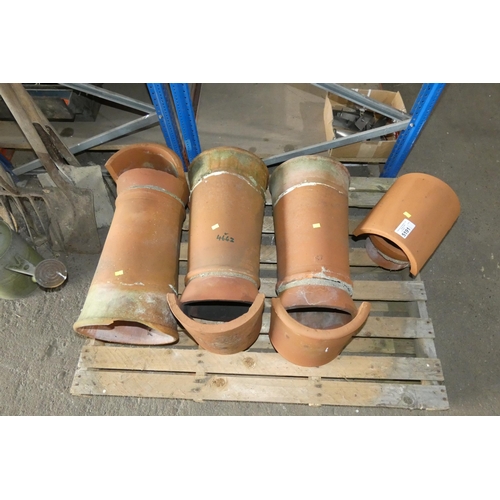 5191 - 1 pallet containing 3 x terracotta chimney pots and 1 x terracotta chimney cowl