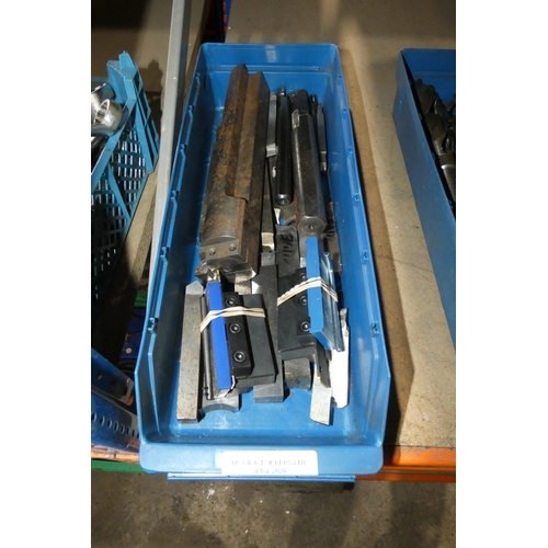 5253 - A box containing a quantity of various turning tools