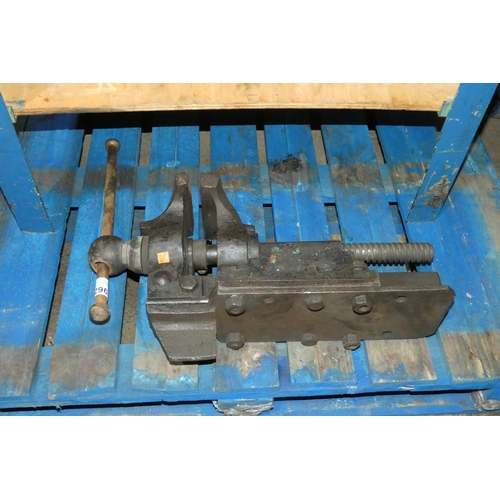 5296 - A Blacksmiths large bench vice