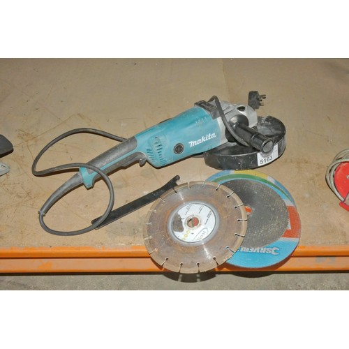 5163 - 1 x Makita GA9020 230mm angle grinder 240v supplied with a small quantity of various blades. Tested ... 