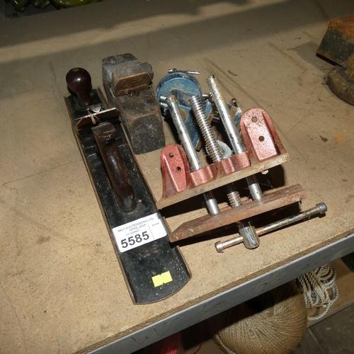 5585 - 1 x Stanley No 5 plane, 1 x vintage wooden plane and 2 x small bench vices