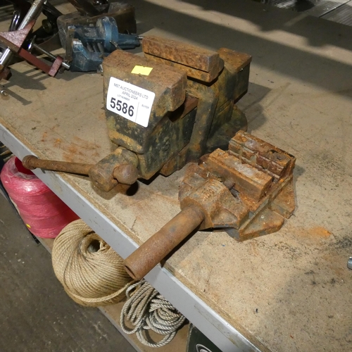 5586 - 1 x Record 4 inch bench vice and 1 x Nippy drilling vice