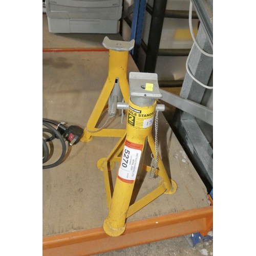 5270 - A pair of Halfords 2 ton axle stands