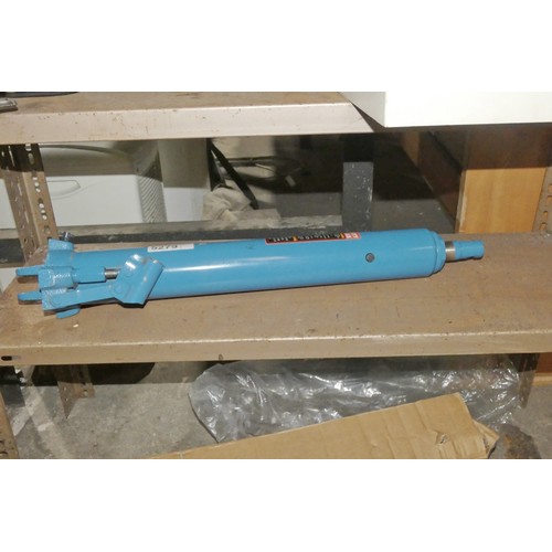 5279 - An 8 ton manual hydraulic long ram / jack - overall approx 68cm long (as it is now - not known how l... 