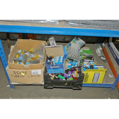 5419 - A quantity of plastic clips, cigarette lighters and Duracell batteries. Please note that the batteri... 